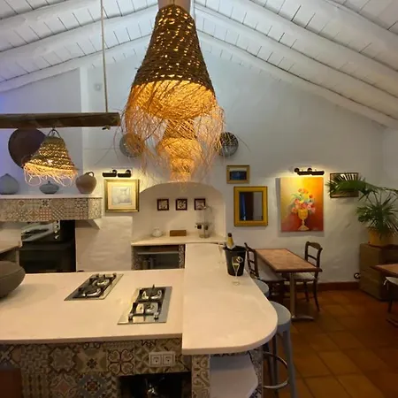 Hotel La Guzmana De *